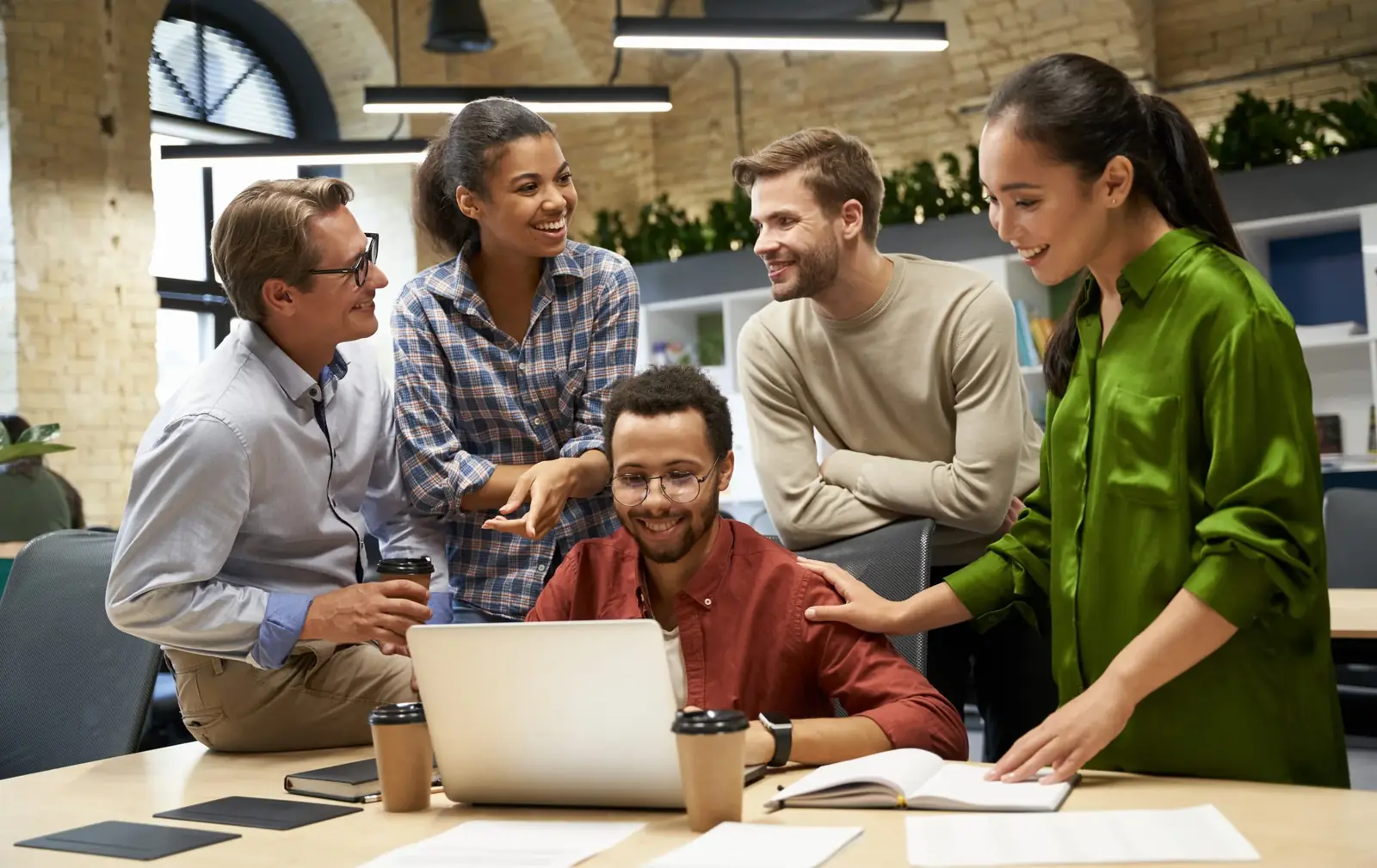 Groupe d'employés heureux de CyberPublicity