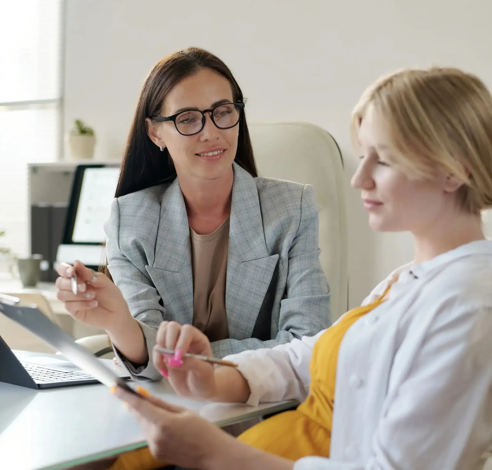 Conseillère de Financière des professionnels en consultation avec une cliente