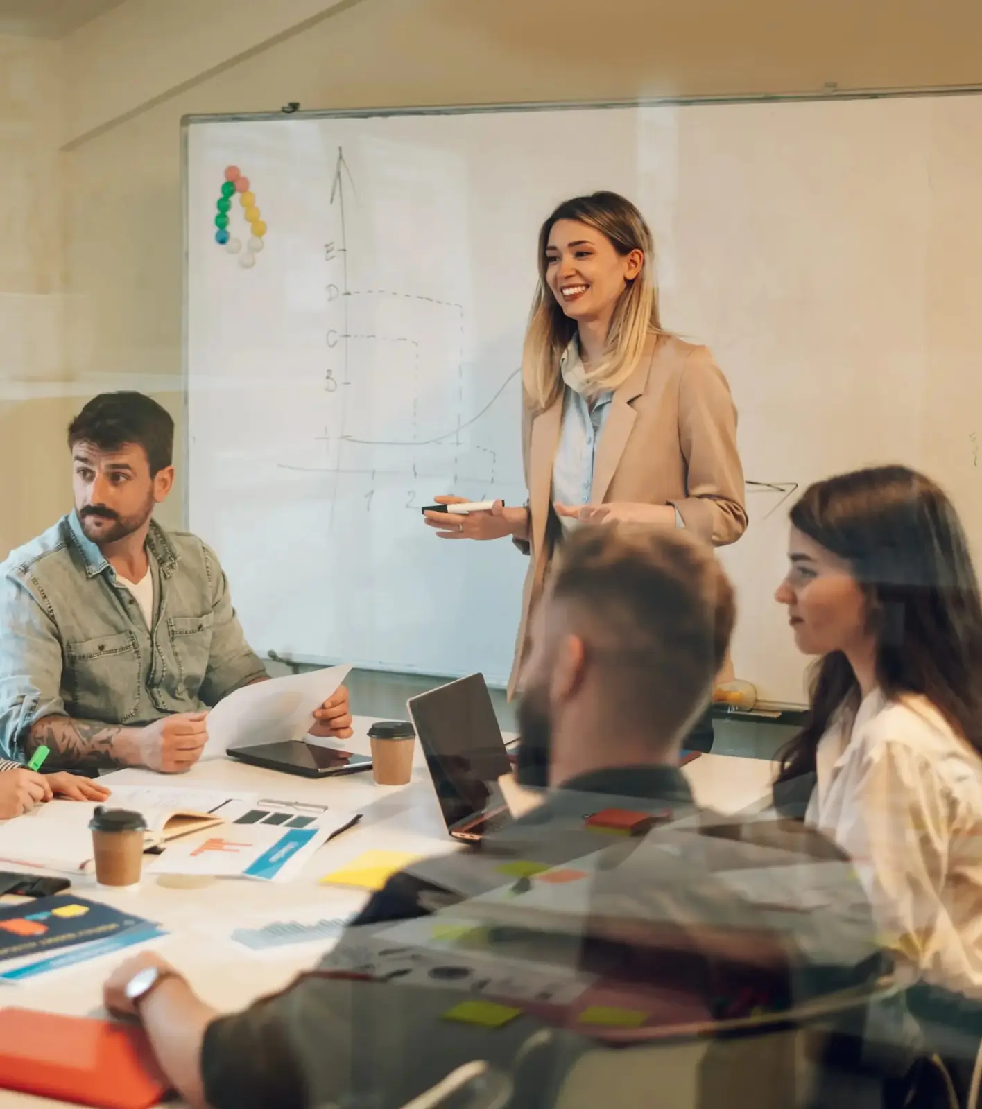 Une équipe diversifiée en réunion, souriante et collaborative