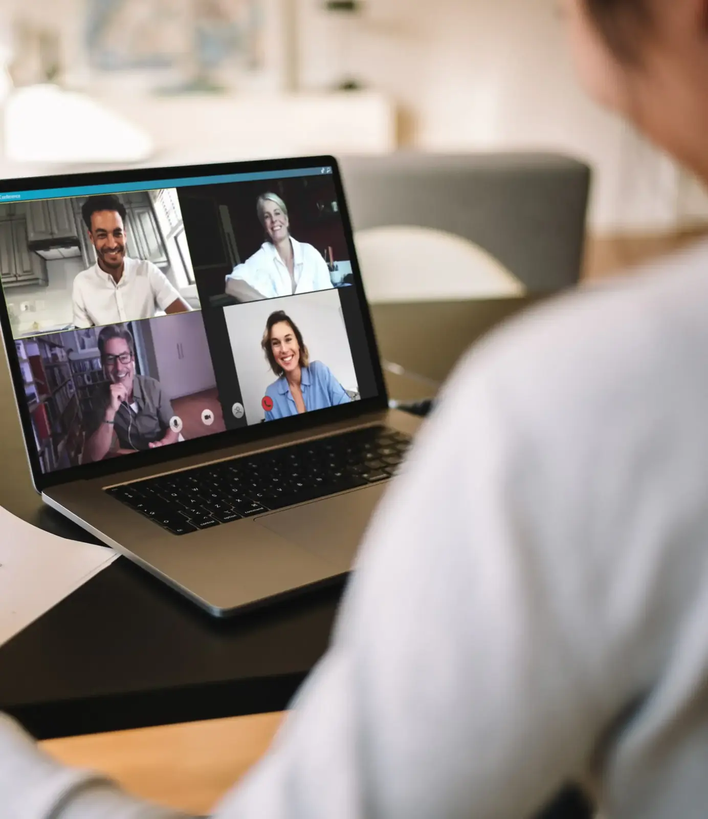 Employée en réunion d'affaires en ligne depuis la maison
