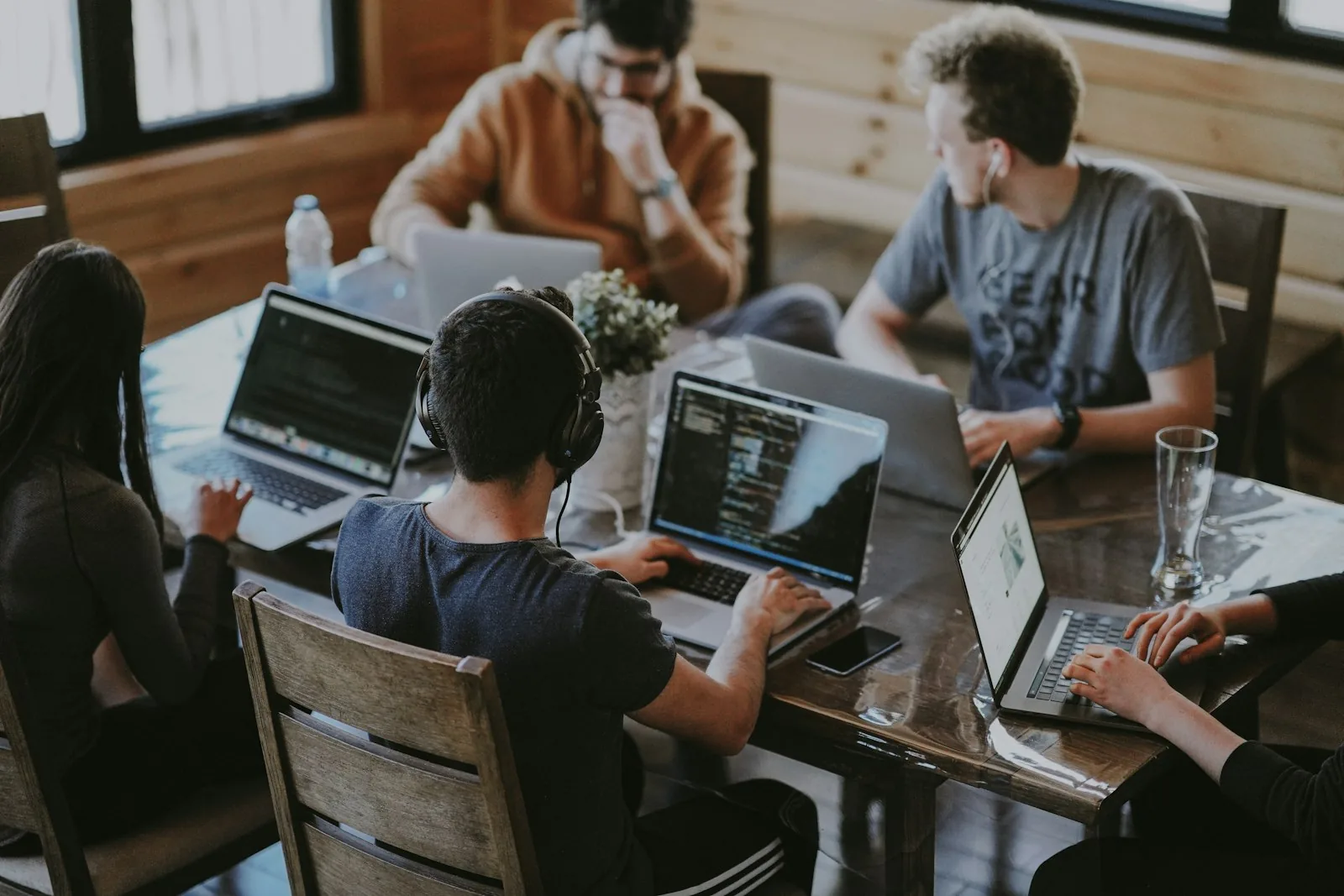 Une équipe de YQB en réunion de travail