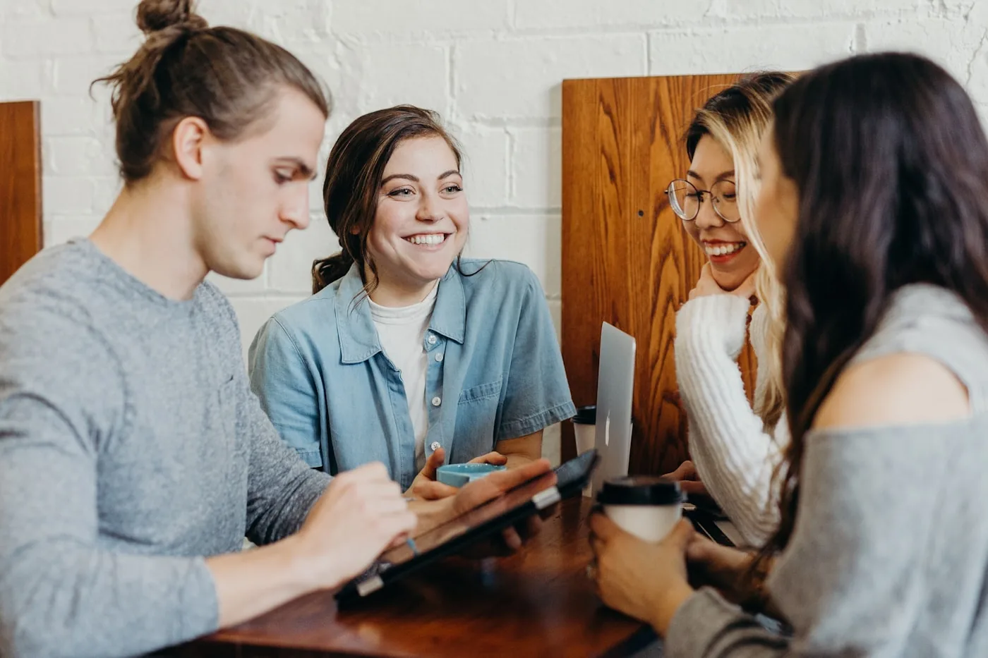 Une conseillère d'Amélio en consultation DO, en discussion chaleureuse avec une équipe