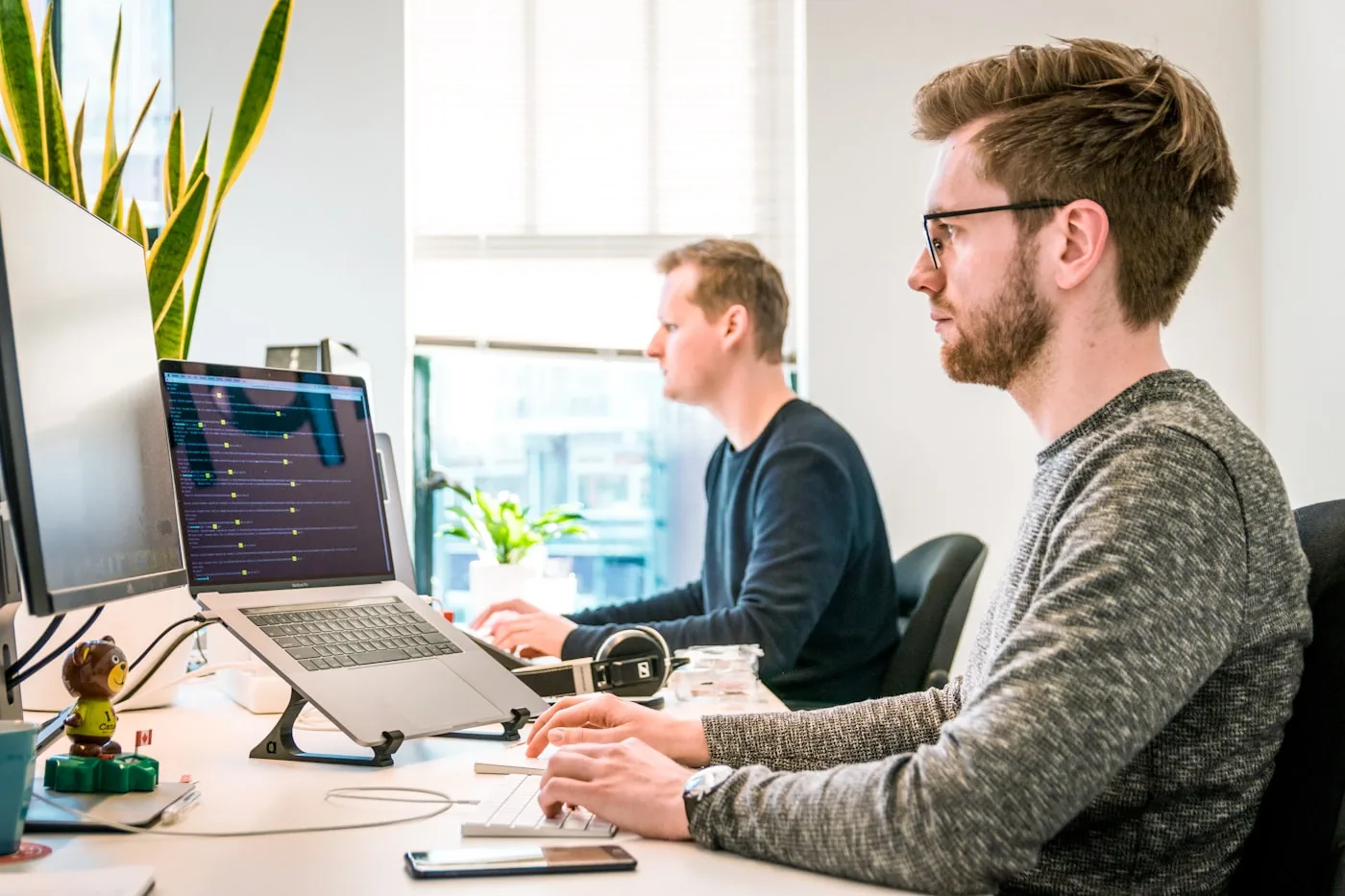 Équipe de travail en collaboration dans un bureau lumineux